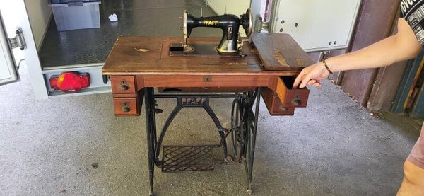 Pfaff 31 Tret-Nähmaschine mit Original-Untergestell und Schubladen