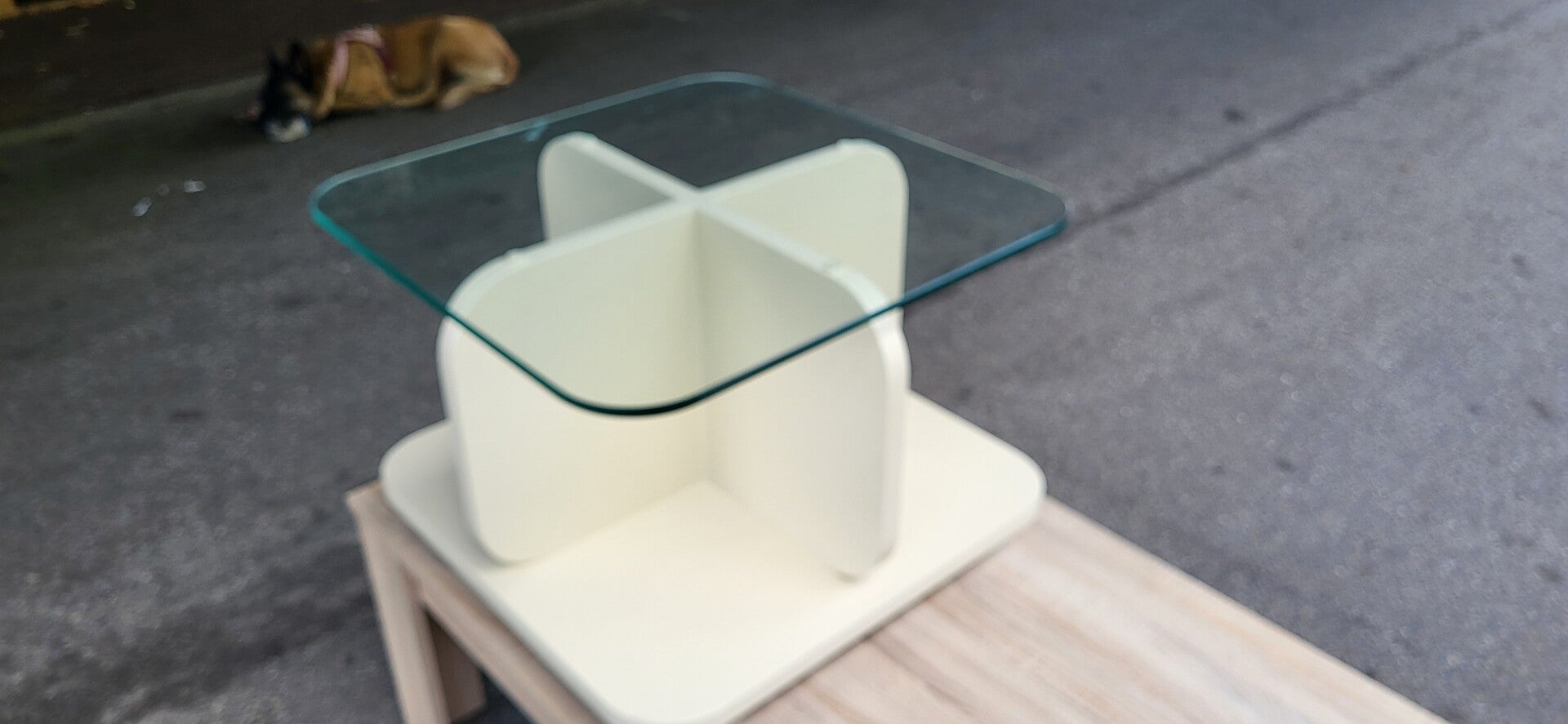 Moderner Glas-Beistelltisch mit Ablagefächern – Weiss