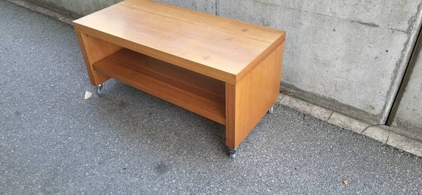 Massiver Couchtisch aus Holz auf Rollen
