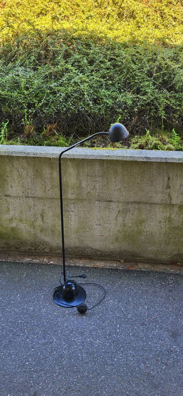Schwarze Halogen-Stehlampe mit Schwanenhals – höhenverstellbar, geprüft
