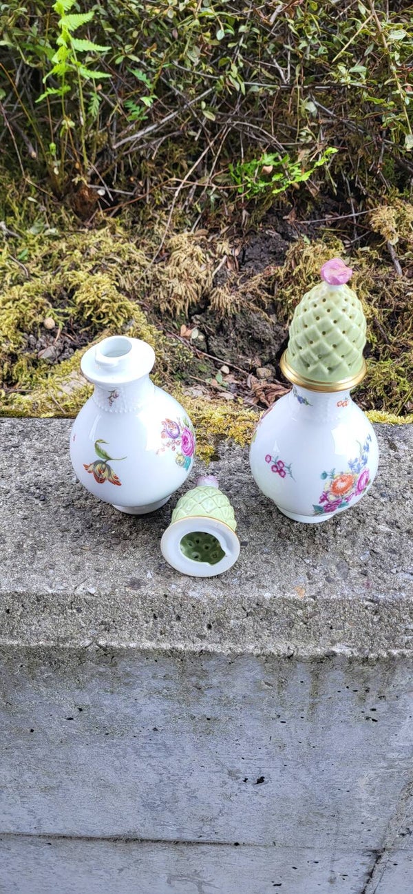 2er Set Vintage Porzellan Blumensteckgefässe – florales Dekor – mit Steckdeckeln
