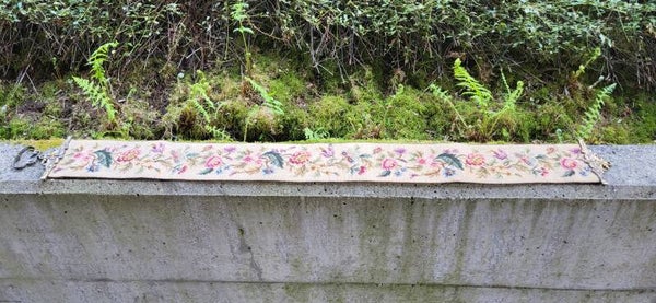 Handgestickter Gobelin Wandbehang mit Messinghalterung – Vintage Blumenmotiv