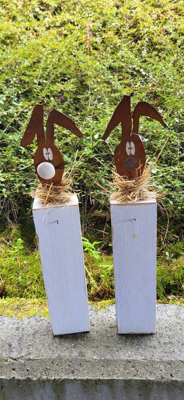 2 Deko-Ostersäulen mit Edelrost-Hasen aus Holz – hochwertige Frühlingsdeko