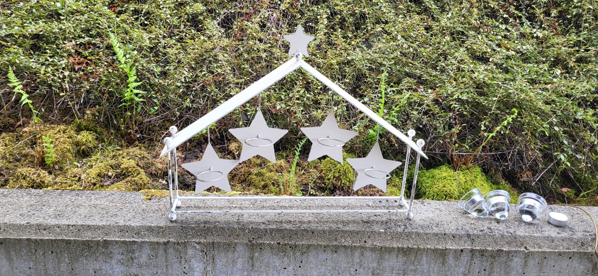 Weihnachtlicher Metall-Kerzenhalter Haus mit 4 Sternen – Adventsdeko Weiss