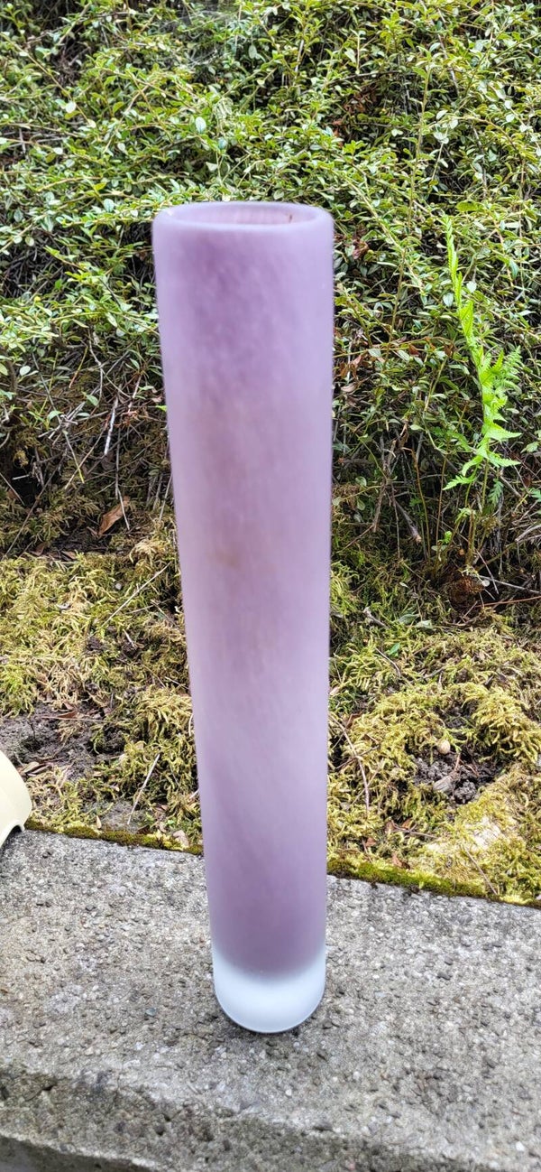 Schmale Glasvase  aus satiniertem Glas in Lila