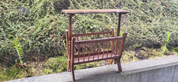 Vintage Zeitungsständer aus Holz mit Ablage – Magazinhalter – Beistelltisch