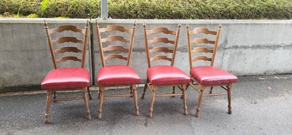 4 Vintage Eichenholz-Stühle im Landhausstil – rote Kunstlederpolster – massiv & stabil