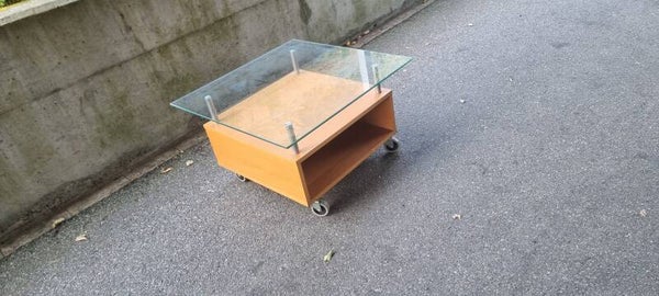 Moderner Couchtisch mit Glasplatte & Rollen