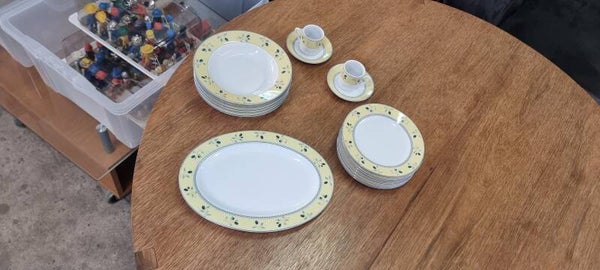 Royal Doulton „Blueberry“ Geschirr-Set – Teller, Suppenteller, Servierplatte & Tassen