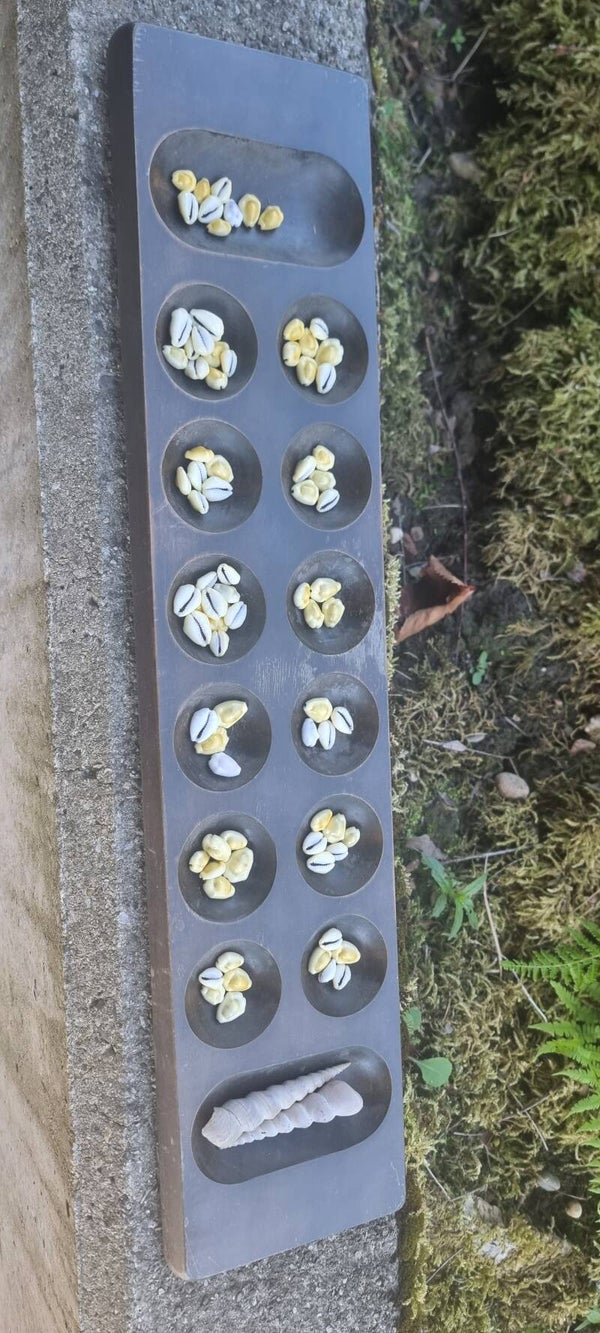 Kalaha Mancala Holzspiel mit echten Kauri-Muscheln – schönes Vintage-Spiel