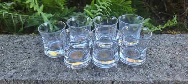 7 Vintage Schnapsgläser / Shotgläser aus Glas – schwerer Boden
