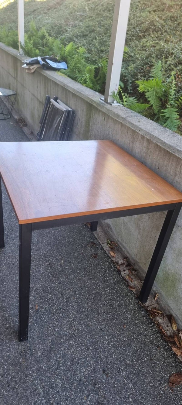 Vintage Esstisch / Schreibtisch Nussbaum – schwarzes Gestell – ca. 75 cm hoch
