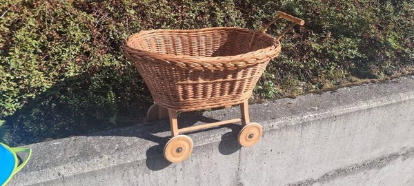 Vintage Puppenwagen aus Korbgeflecht mit Holzrädern