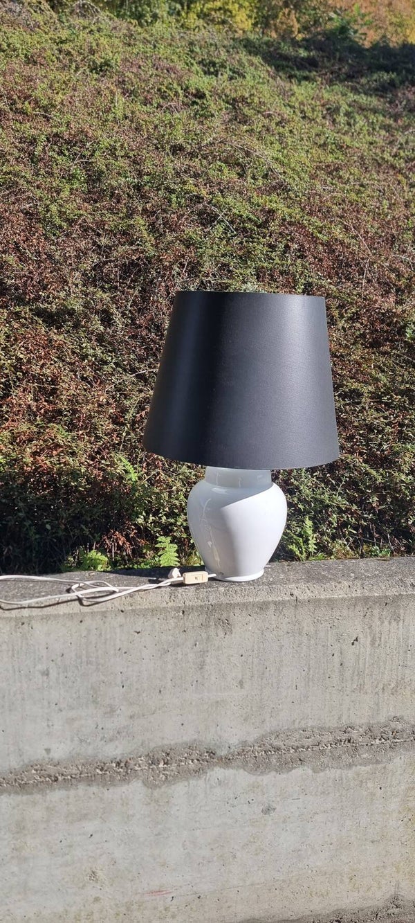 Grosse Tischlampe / Keramiklampe weiss mit schwarzem Lampenschirm – ca. 66 cm