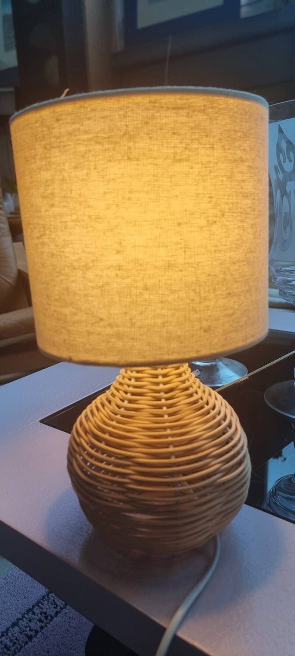 JYSK Tischlampe mit Rattanfuss – Boho / Naturlook