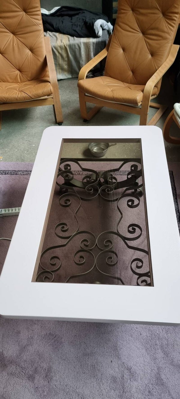 Upcycling-Salontisch mit Rauchglas – Rosé Crackle & silbernes Eisengestell