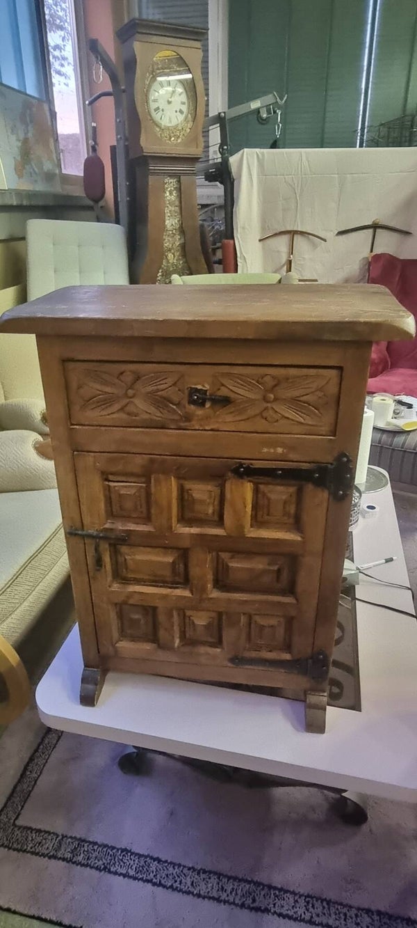 Rustikales Holzschränkli mit Schnitzereien – Vintage Landhausstil