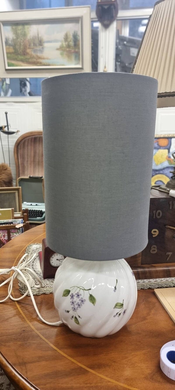 Tischlampe mit Keramikfuss und floralem Dekor