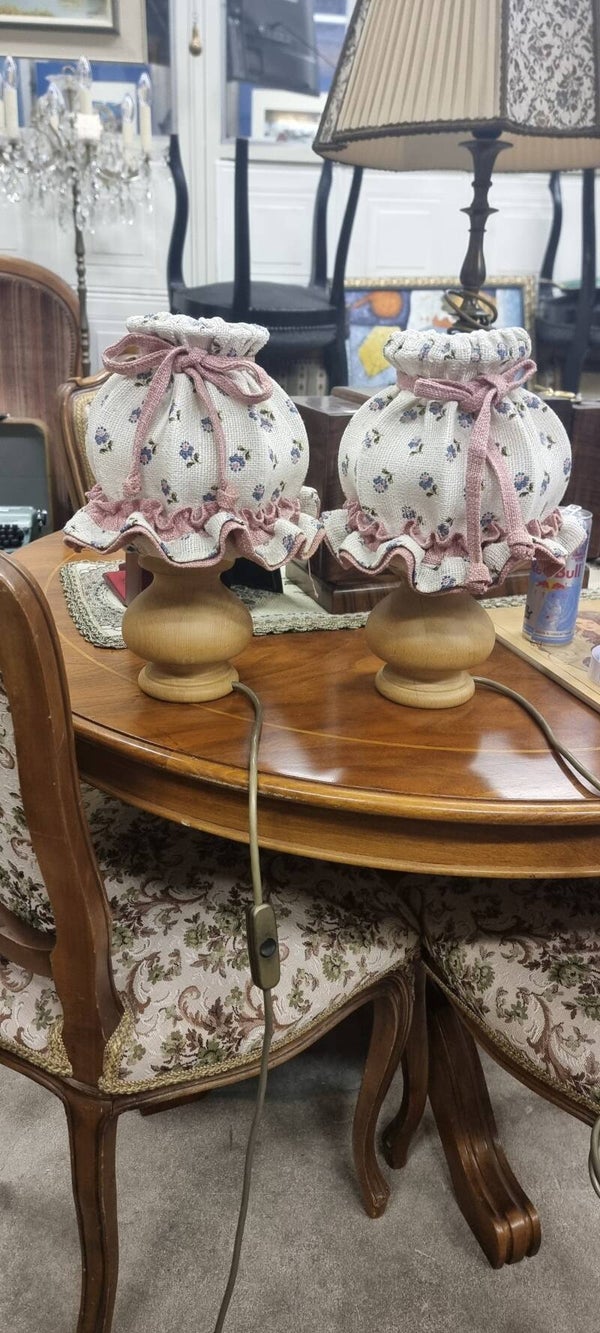 Vintage-Nachttischlampen mit Blumenmuster – Landhausstil
