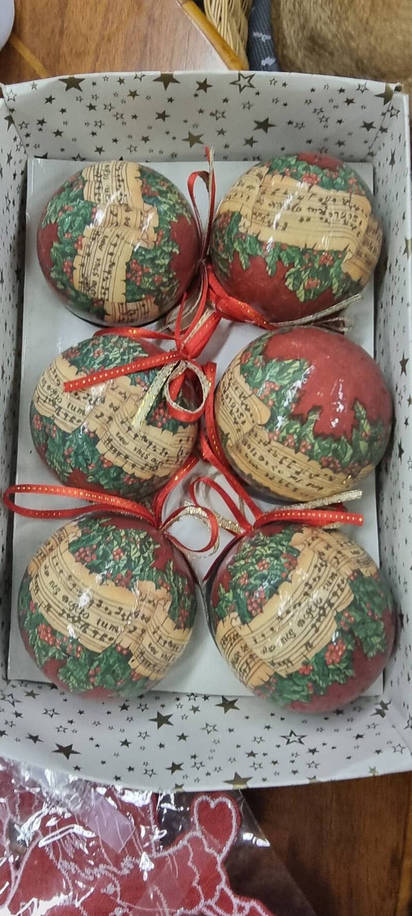 6 nostalgische Weihnachtskugeln mit Noten- und Stechpalmenmotiv