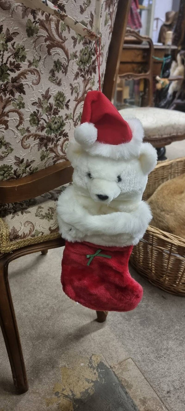 Weihnachtsstrumpf mit weissem Teddybär und Nikolausmütze