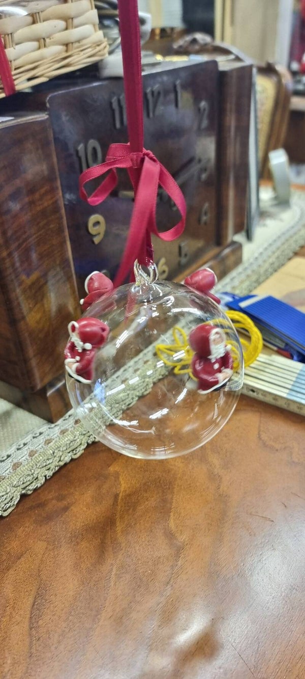 Grosse Glas-Weihnachtskugel mit kleinen Weihnachtsmännern