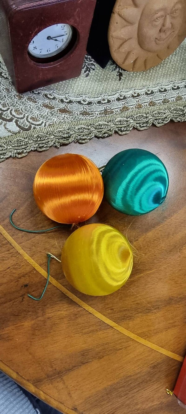 3 Vintage-Weihnachtskugeln mit Satinfäden – Orange, Grün & Gelb