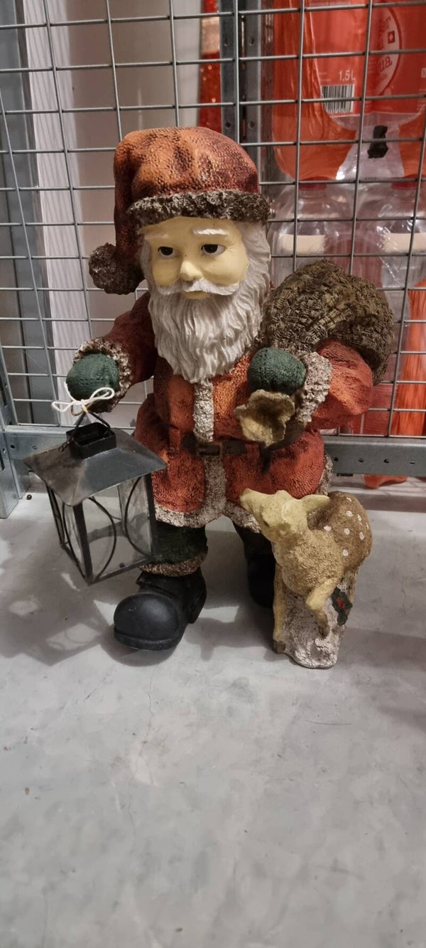 Nostalgischer Weihnachtsmann mit Laterne und Rehkitz