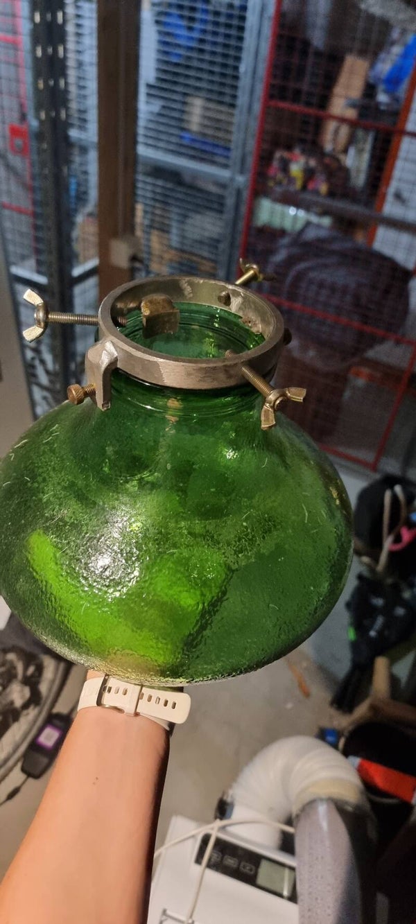 Vintage Weihnachtsbaumständer aus grünem Glas mit Metallhalterung