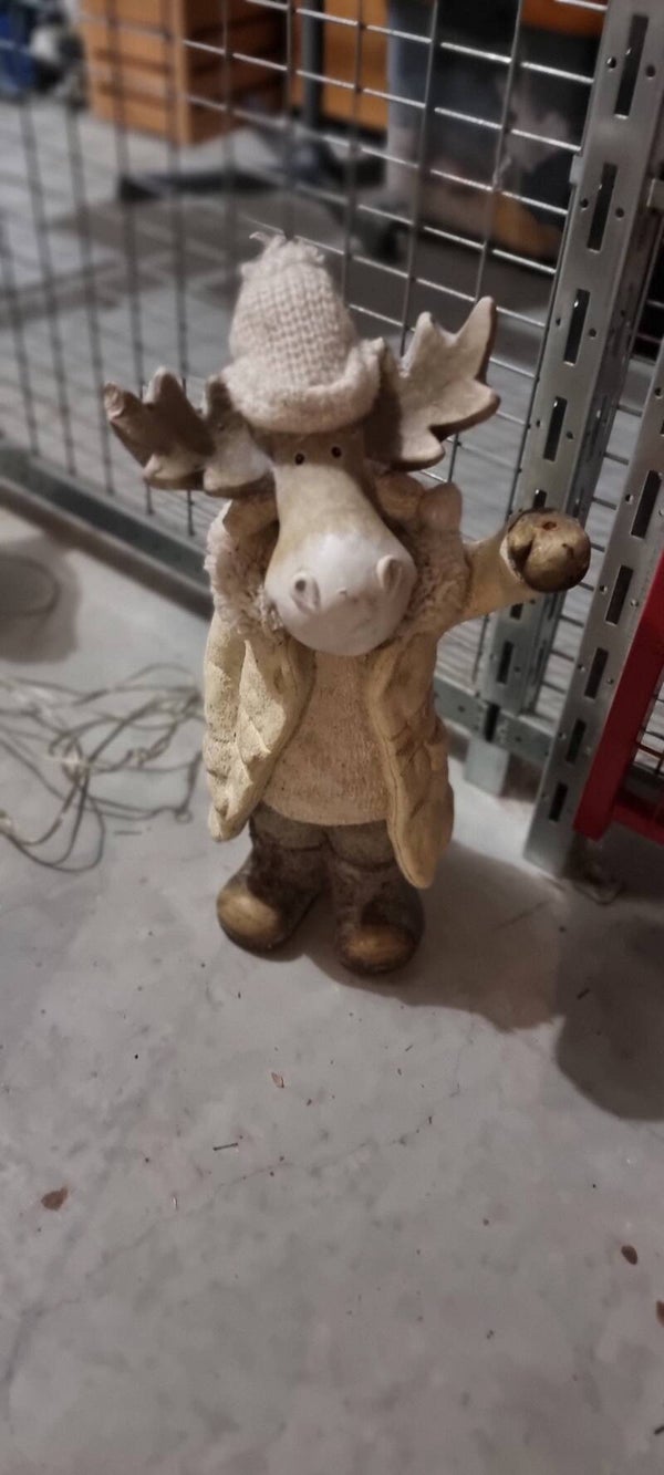 Lustiger Deko-Elch mit Strickmütze und Wintermantel – Weihnachtsdeko