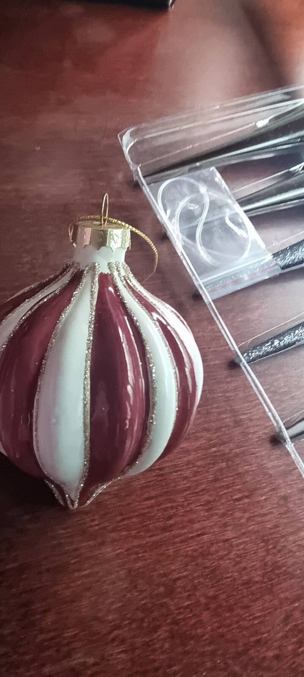 Weihnachtskugel in Tropfenform – Bordeauxrot-Weiss mit Goldglitzer