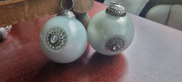 2 edle Glas-Weihnachtskugeln mit Schmucksteinen