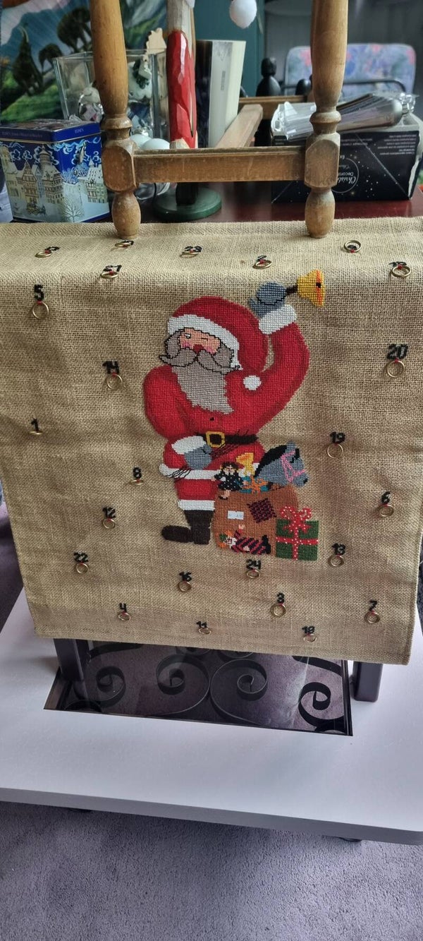 Grosser Adventskalender aus Jute mit gesticktem Weihnachtsmann – Handarbeit