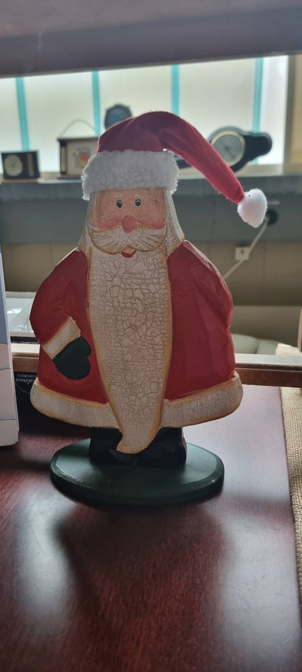 Nostalgischer Weihnachtsmann aus Holz mit Stoffmütze