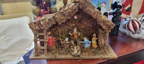 Kleine Weihnachtskrippe mit Figuren – Naturmaterialien