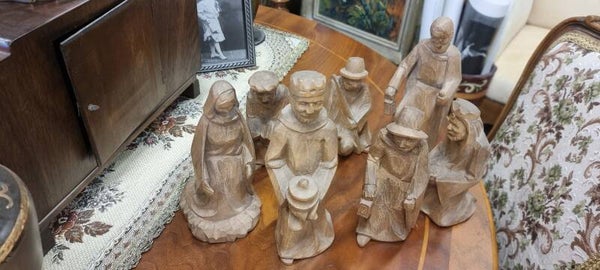 Handgeschnitzte Krippenfiguren aus Holz