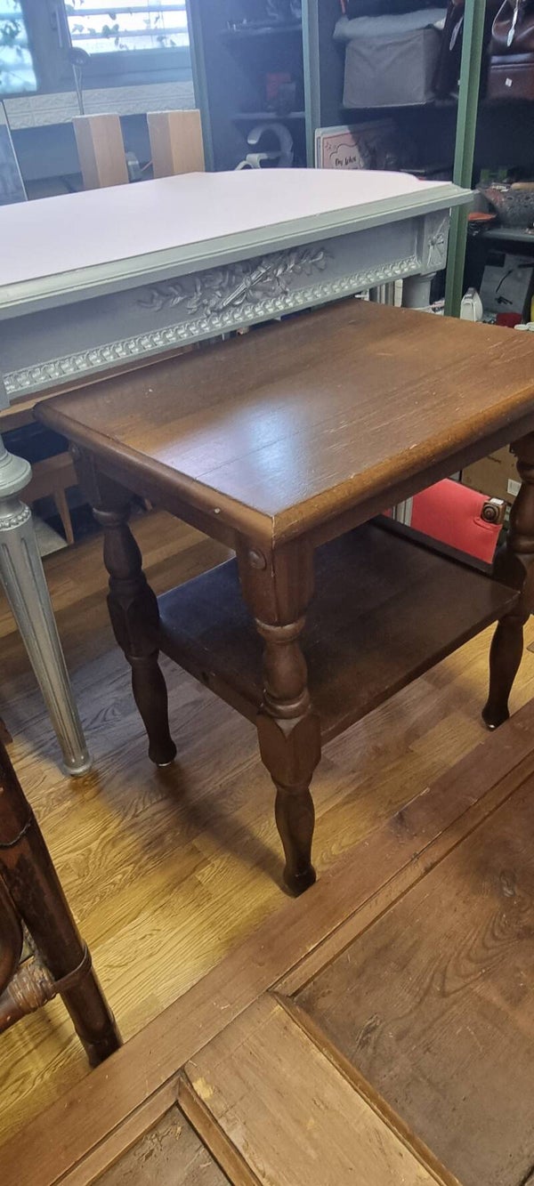 Klassischer Holz-Beistelltisch mit Ablage