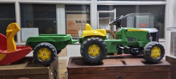 John-Deere-Trettraktor mit passendem Anhänger