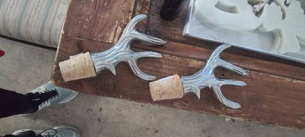 Flaschenverschlüsse mit Hirschgeweih-Motiv