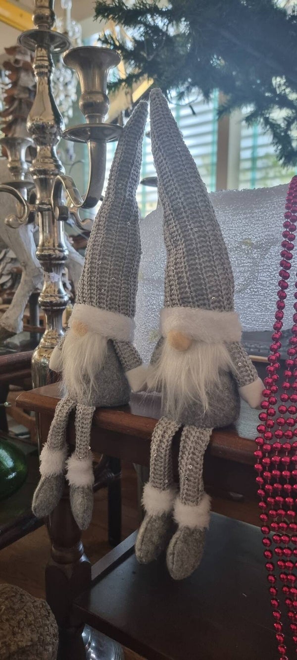 2 herzige Weihnachtswichtel mit baumelnden Beinen