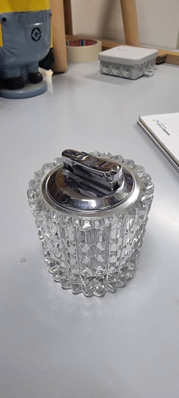 Vintage Tischfeuerzeug aus geschliffenem Glas – 60er/70er-Jahre