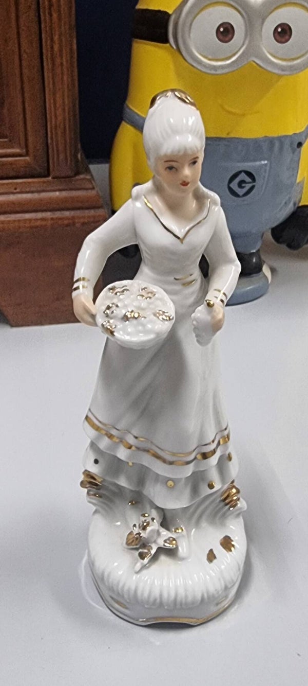 Vintage Porzellanfigur – Dame mit Blumenkorb