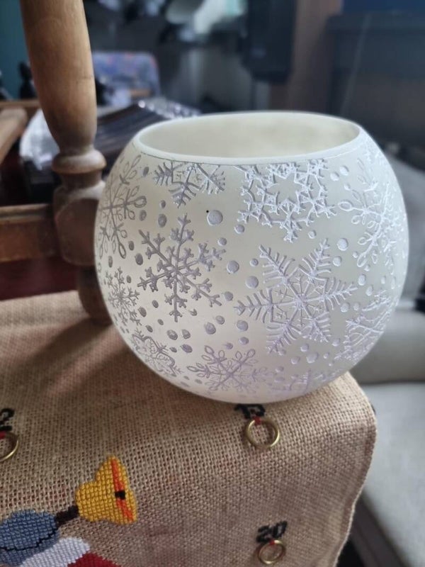Winterliches Keramik-Windlicht mit Schneeflocken – Weiss/Silber