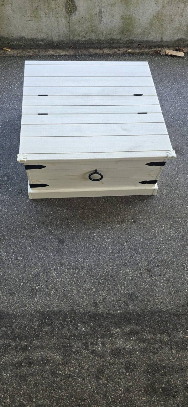 Schöne Holztruhe im Landhausstil