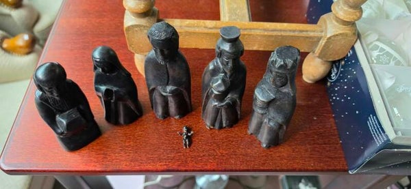 Krippenfiguren aus geschnitztem Holz