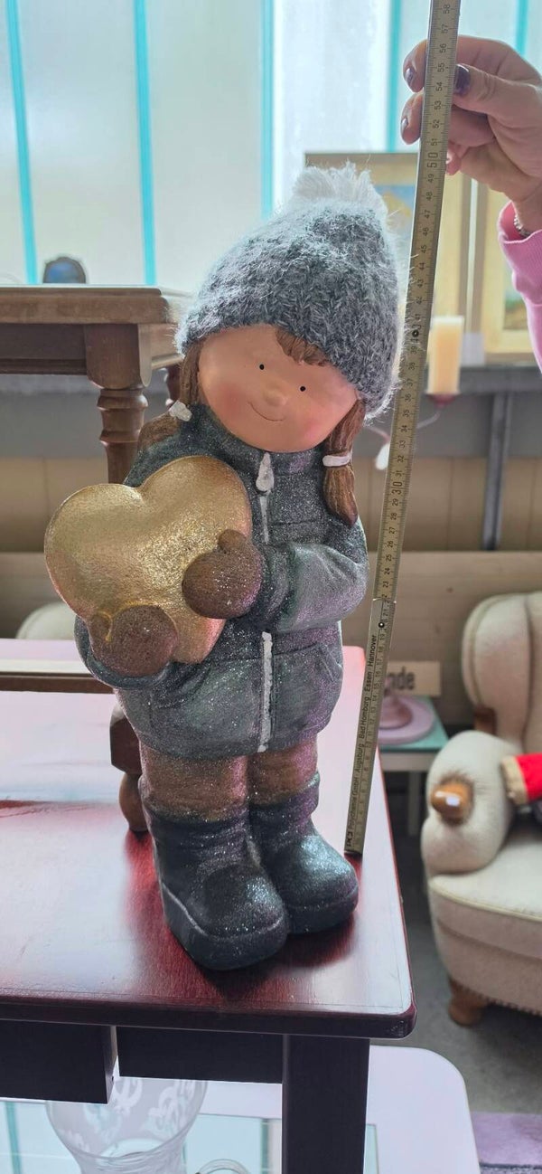 Grosse Winterfigur Mädchen mit goldenem Herz – ca. 50 cm