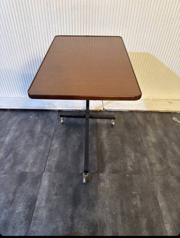 Vintage Beistelltisch auf Rollen – klappbar & platzsparend