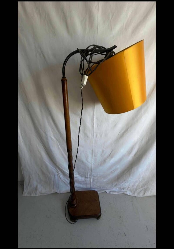 Vintage Stehlampe aus Holz mit großem Senfgelb-Schirm – Mid Century 60er/70er Jahre Design