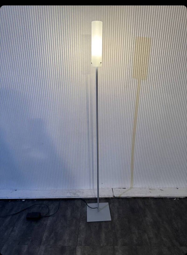 Moderne Stehlampe in Silber/Weiss