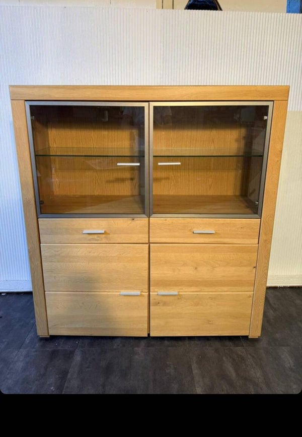 „JYSK Highboard/Vitrine Eiche – Glastüren, Schubladen & viel Stauraum“.
